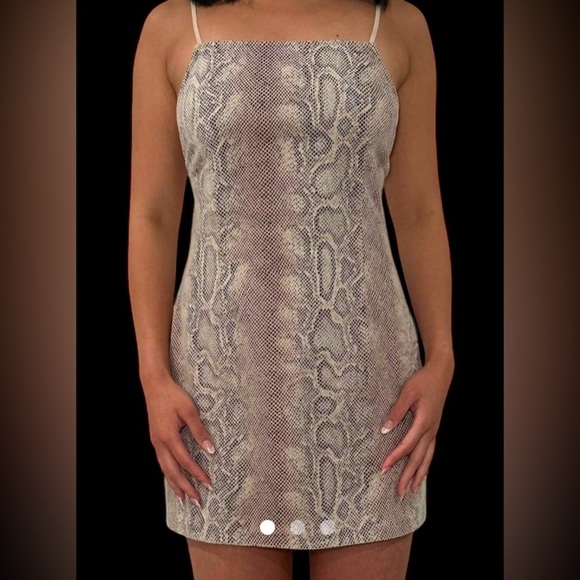 Urban outfitters mini dress with open back - Picture 2 of 15